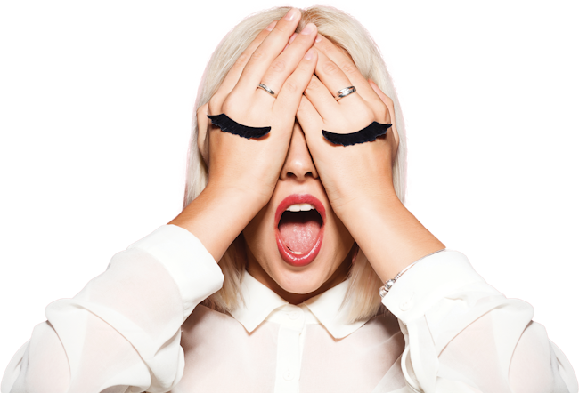 Femme se cachant les yeux avec ses mains, des faux cils sont collés à ses mains