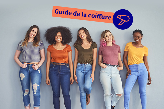 Jeune coiffeuses adossées à un mur portant la mention "Guide de la coiffure"